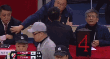 gif-惨烈!赵继伟被广州外援撞翻 辽宁喊冤反吃t