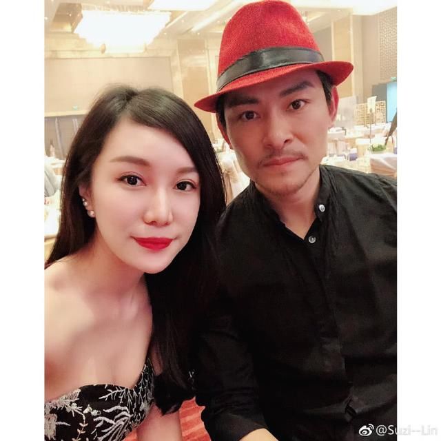 值得庆幸的是,杜奕衡虽然大红大紫后,还是和自己结婚10年的妻子不离不