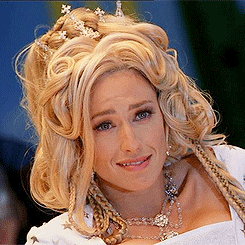 搞笑gif图片:姑娘你这是咋了,表情好委屈呀!