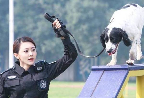 《警花与警犬》中英姿飒爽的"倪娜".