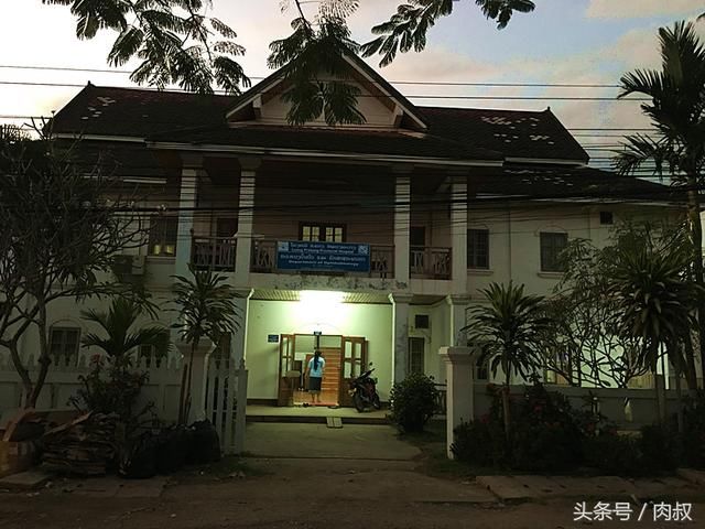 老挝重返第11天,在公路边行走的少女,洗澡老挝女生唱我歌累的了图片