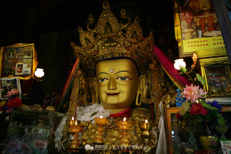 色拉寺全称"色拉大乘寺,藏传佛教格鲁派六大主寺之一.