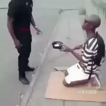 搞笑gif:还以为妹子一脚踢过来会发生什么事呢,吓我一