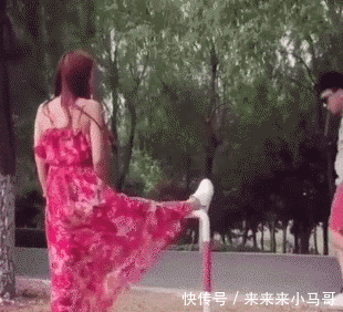 搞笑gif:妹子,你这是怎么了?走路怎么都与人不同,看得