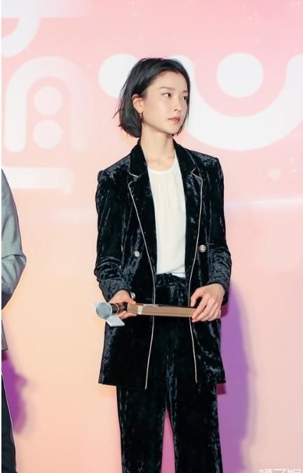 杜鹃风格大变,大长卷发像黑森林娃娃,却被嘲头发拿开就是李宇春