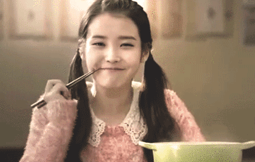 搞笑gif段子真正女汉子!一次背六袋大米,你行吗?