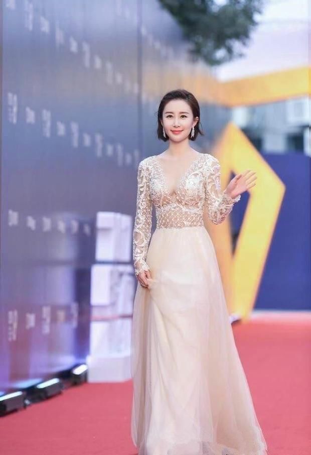 舒畅胆子真大!裙子未免太透了吧?胸线尽显!网友:让人大饱眼福