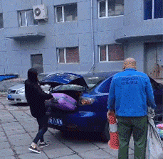 了一下,只不过大叔的车子好像是三轮车,大叔直接一脚把车子都给踹翻了