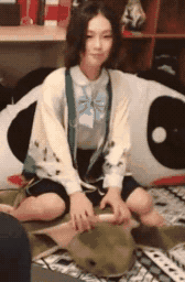 搞笑gif:妹子,你这样骚扰司机,根本无法专心一致开车啊!