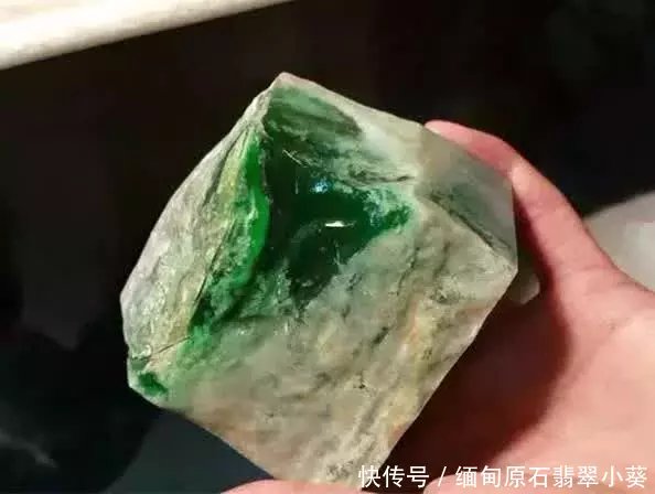 4000多万的翡翠原石切开一片满绿