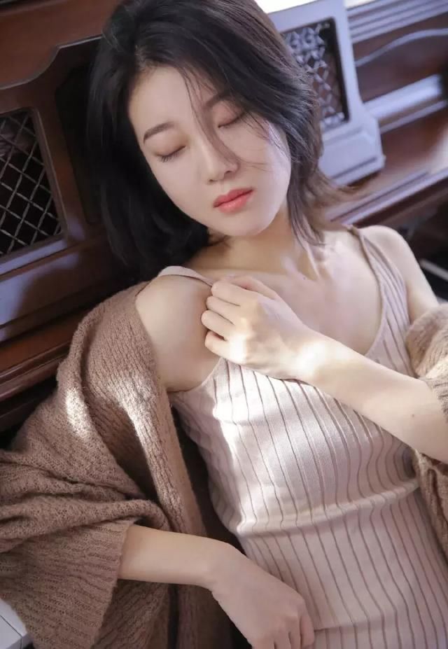 穿针织吊带衫的气质美女,大眼迷离忧郁躺姿慵懒