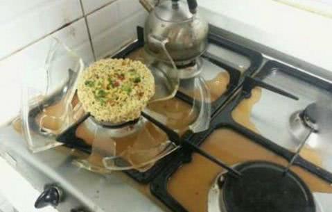 搞笑图片:煮个泡面成这样了,难道是我操作失误?