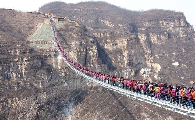 2017年12月24日,位于河北省石家庄市平山县的红崖谷玻璃吊桥正式向