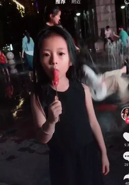 小姑娘拍抖音玩,没料后面的白衣女子无意抢镜,看了70遍,太疼了
