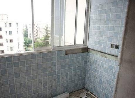 阳台瓷砖贴半墙还是到顶好?有钱人都这样装,后悔家里装错了
