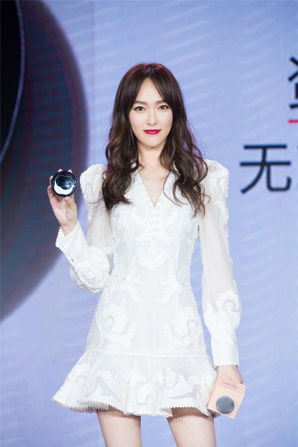唐嫣真厉害, 穿短裙秀美腿吸睛, 网友: 都35岁了竟比少女还要少女