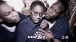 动图截取自《牢狱之外》 这个被吓懵的帮派少年这才体会到什么是真正