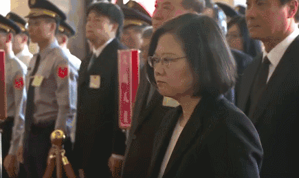 蔡英文疑当众向