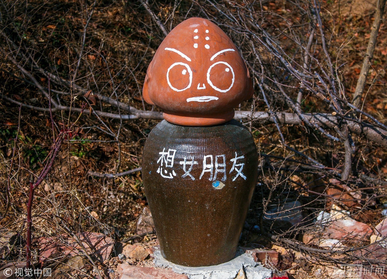农民坛子上手绘萌萌表情 博人眼球