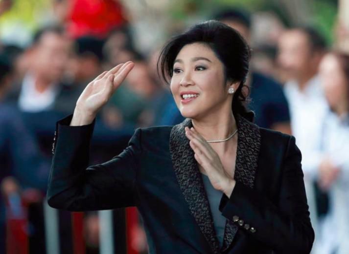 案子缠身的英拉现身英国街头,似乎没受到什么影响!