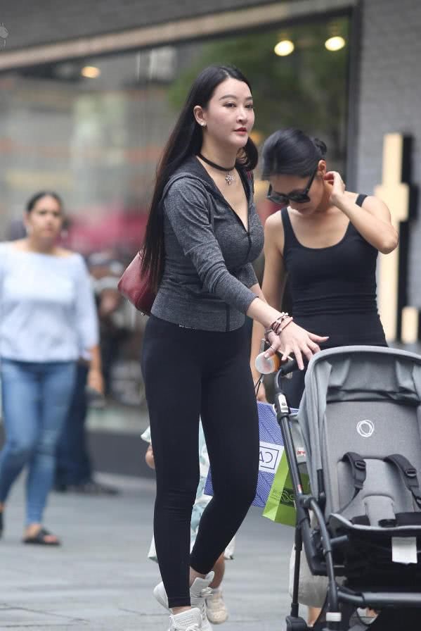 成熟美少妇紧身穿搭,尽显前凸后翘的好身材,丰润的臀部赚足眼球
