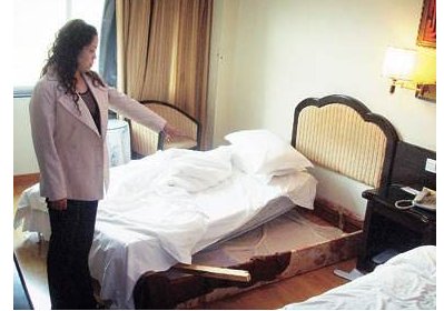 男子谋杀女友 藏尸宾馆床下 因异味被发现!