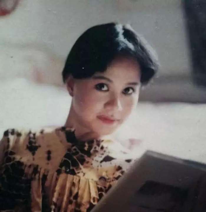 刘欢近照曝光! 头发全白疑身体出问题, 结婚30年妻子卢璐悉心照顾