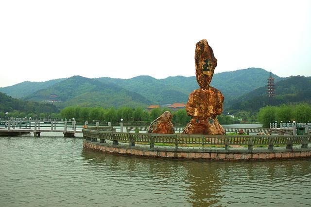 余姚龙泉山在城区西隅,滨姚江.