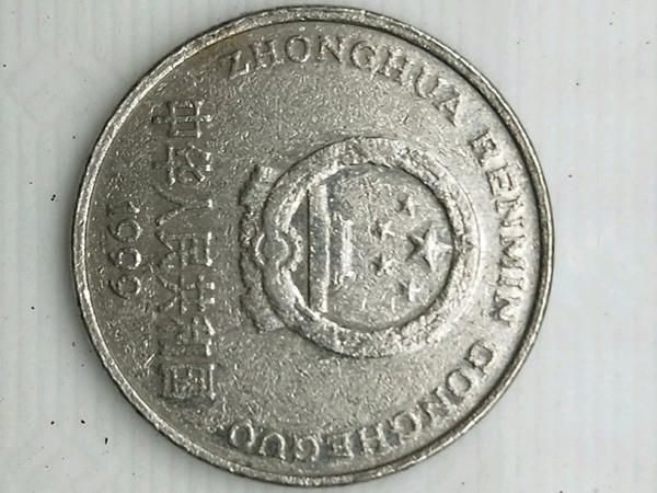 还熟悉吗,这就是我国发行的第二枚一元硬币,因为硬币背面印有牡丹图案