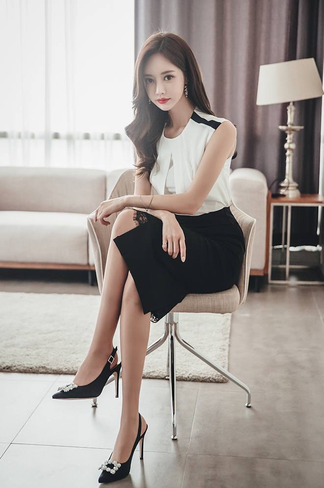 穿甜美紧身裙的美女,窈窕的身姿搭精致高跟鞋,让人迷恋不已!