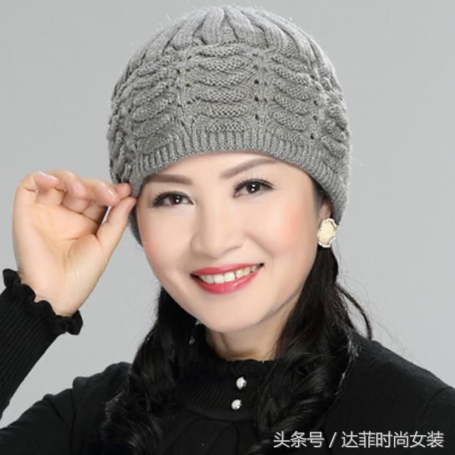 女人过了四五十岁就要好好打扮,冬天戴这些帽子,洋气保暖显年轻
