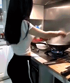 内涵:中午我饿了,嫂子特意给我做饭吃!