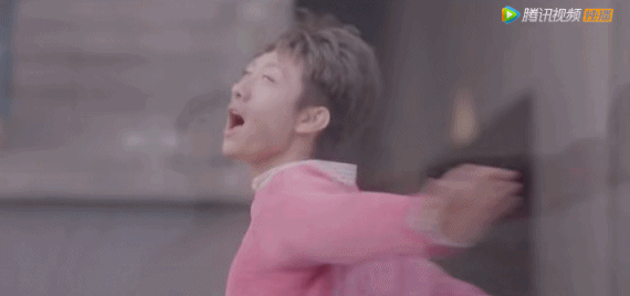 二营长,把老子,的防毒面具拿来.