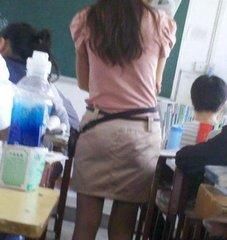 有一天,一位女老师正在上课,她裤子的拉链没有拉好,于是坐在第一排的