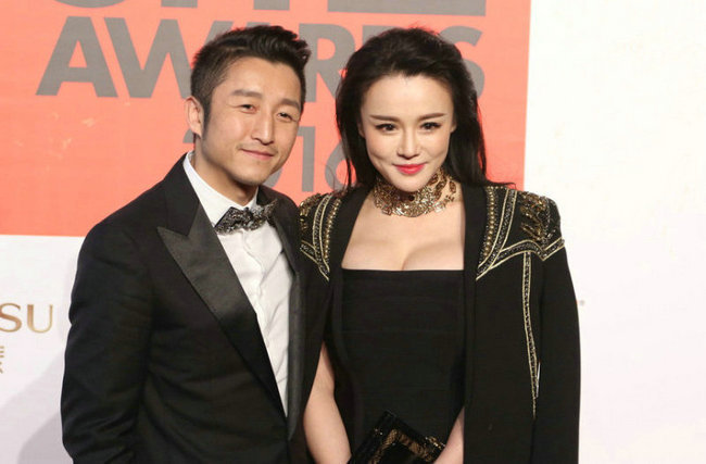 邹市明夫妇恩爱走红毯 冉莹颖低胸抢镜