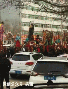 搞笑gif动图:人家嘘嘘都这么多人拍,高人就是高人