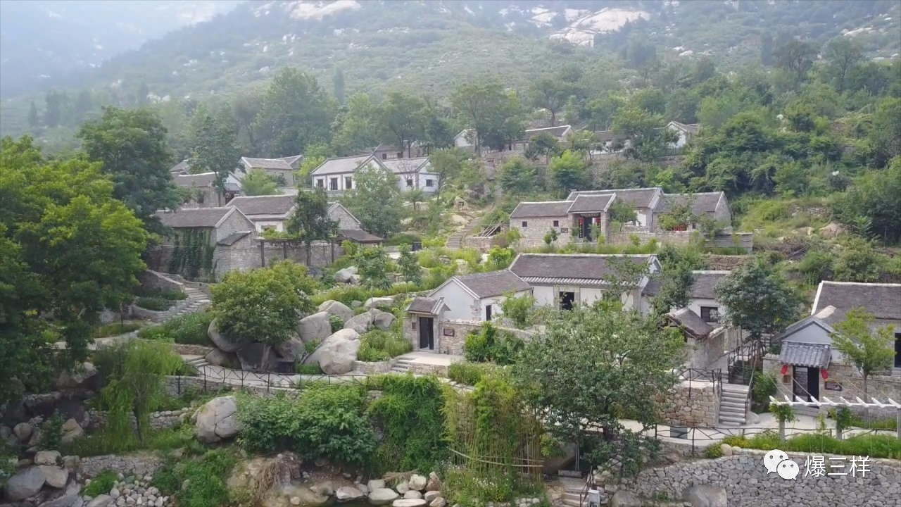 被青山绿水围绕的费县白石屋村