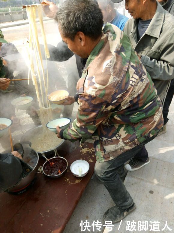 农民工平时怎么吃饭的,工地上煮一锅饭大家抢着