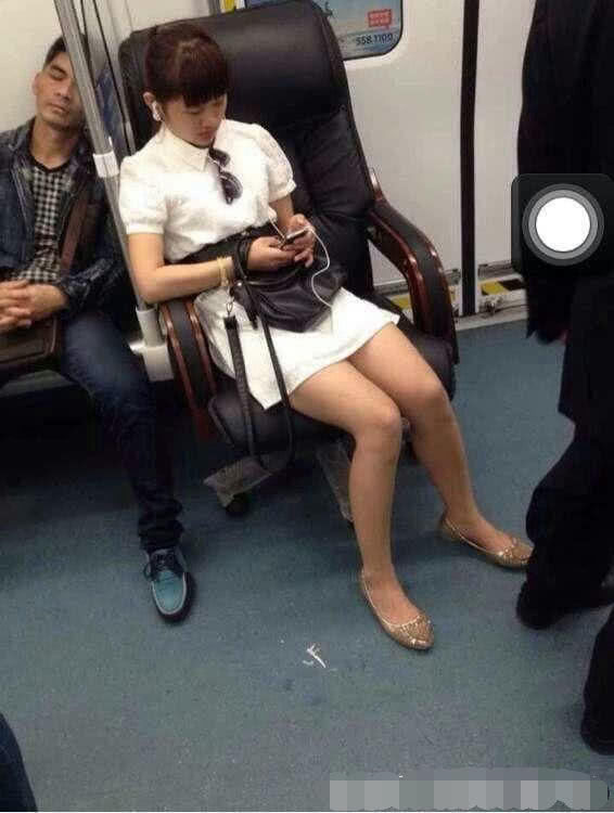 搞笑内涵:美女坐地铁自备老板椅,就是霸气