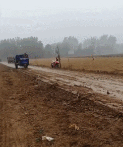 民间的漂移高手,三轮车玩的真遛啊!