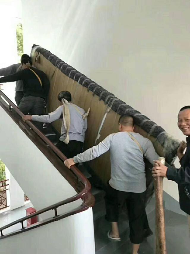 一块板子需要靠好几个人人工搬运走楼梯上楼的(电梯进不去),看着都觉