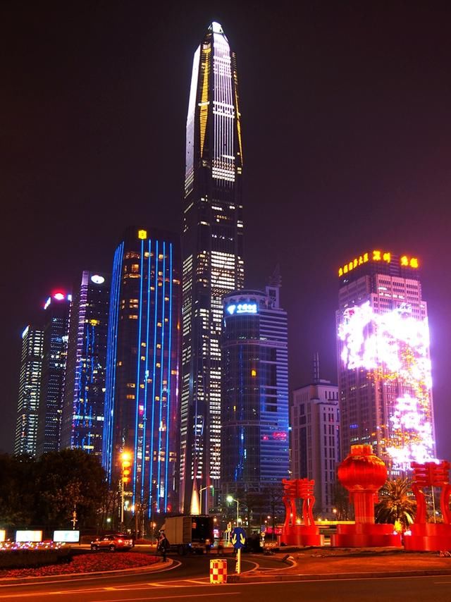 深南大道夜景,图为深圳          平安国际金融中心.