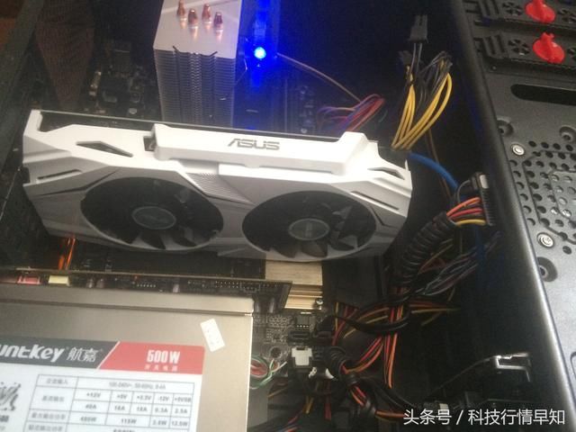 插上雪豹gtx1060 6g,点亮.开机自动更新驱动.