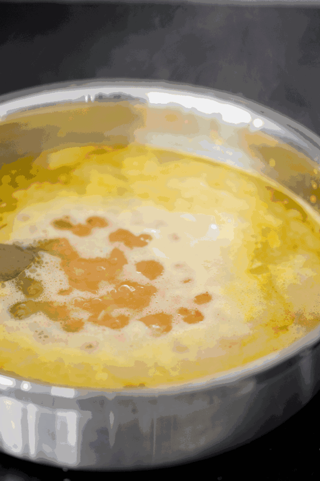 月桂叶丢掉,剩下的食材放进料理机里,加入1个柠檬的碎皮和挤出来的汁