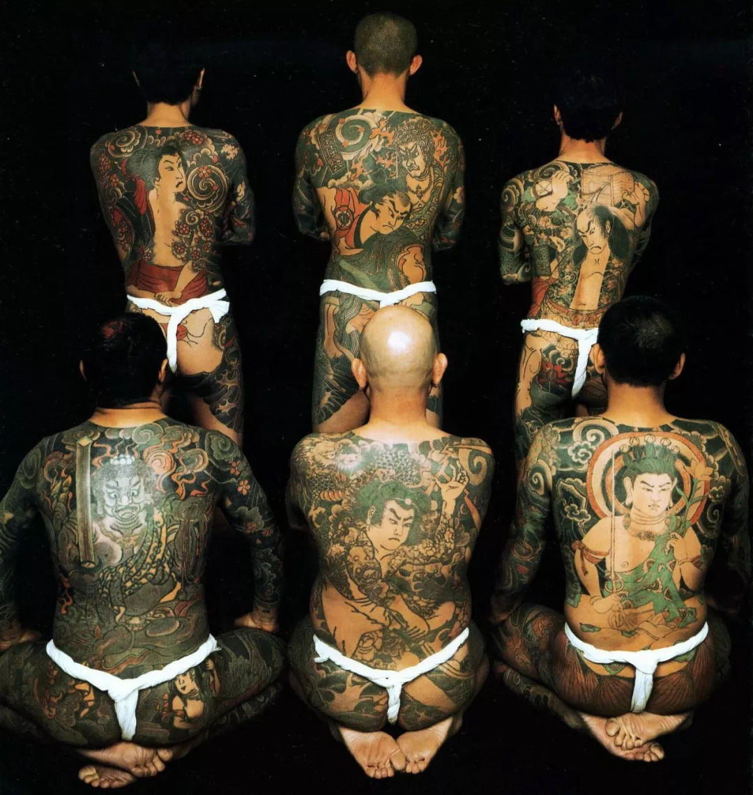 据他说,人们在成为黑帮成员以前,都会花很长时间在自己身上刺满纹身