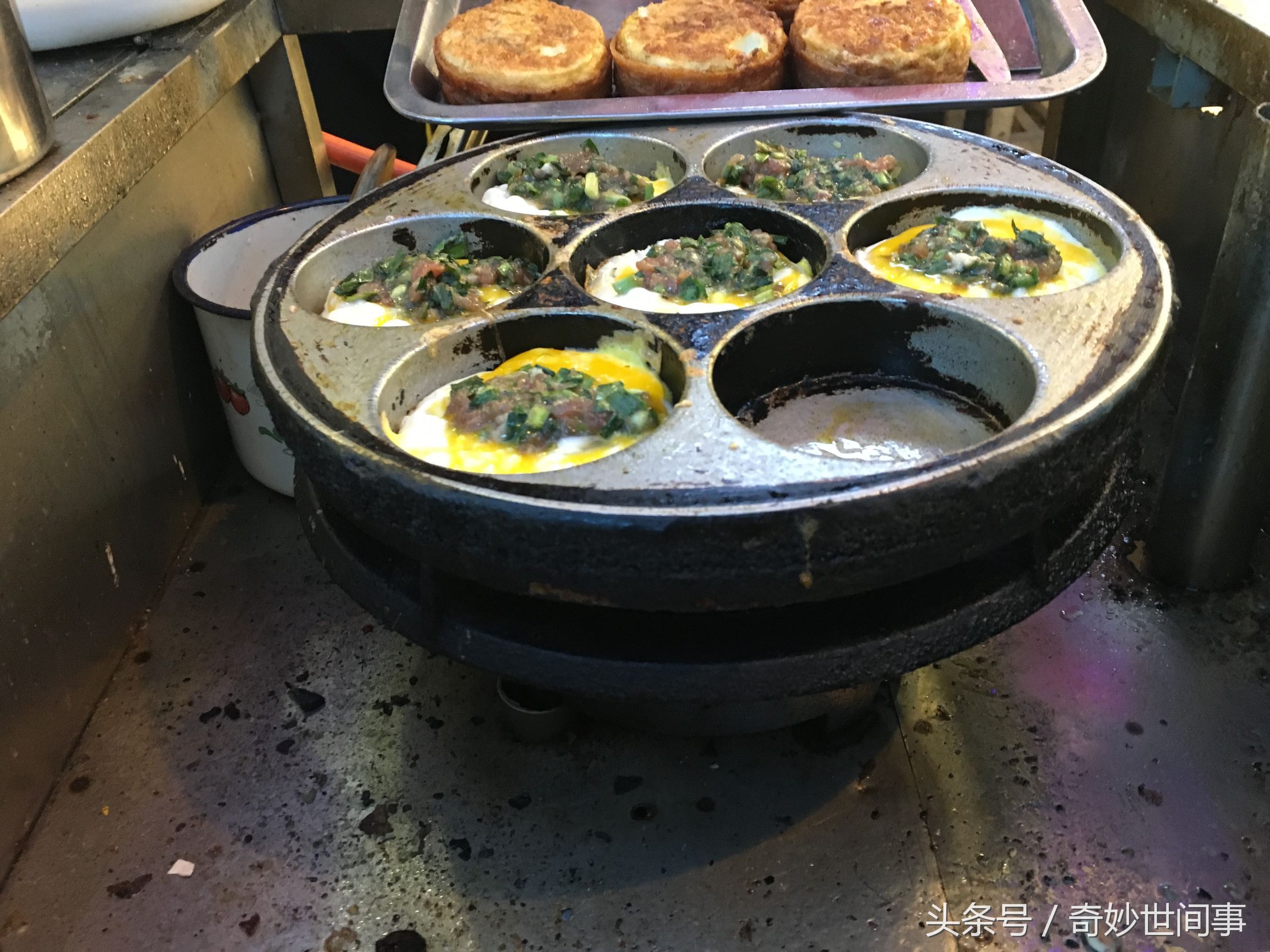 花10块钱在路边摊上买了个鸡蛋饼,翻过来之后,整个人都不淡定了