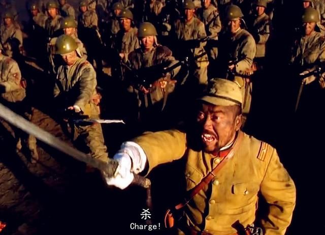 或是电影中经常看到,日军指挥官一挥刀,成百上千的日本士兵端着刺刀