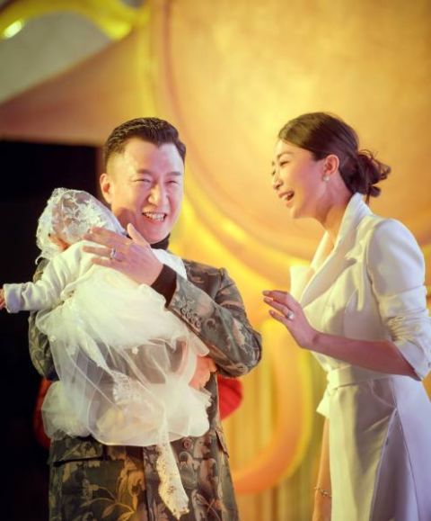 期间孙红雷和老婆抱着女儿出场的时候更是笑开了花,难掩激动心情的他