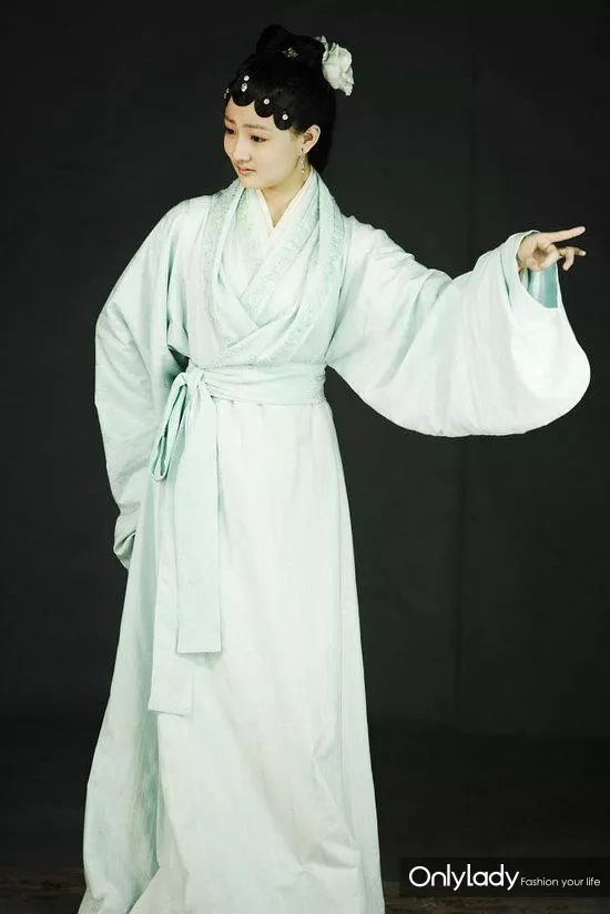 2008年,徐璐因在古装剧《红楼梦》中饰演薛宝琴而步入影视圈.