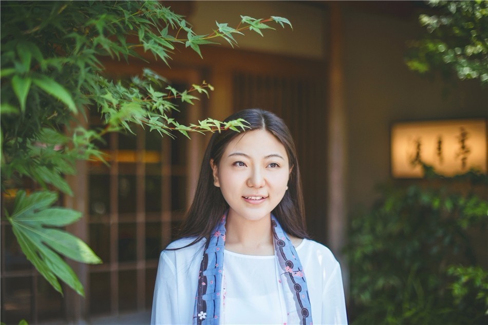 刘珂矣曝夏日主题写真 长发白衣显素雅